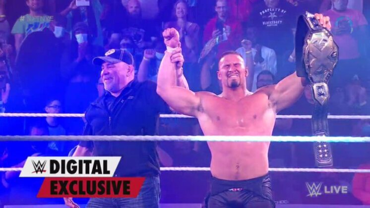 Bron Breakker comemora com Rick Steiner após conquistar o NXT Championship