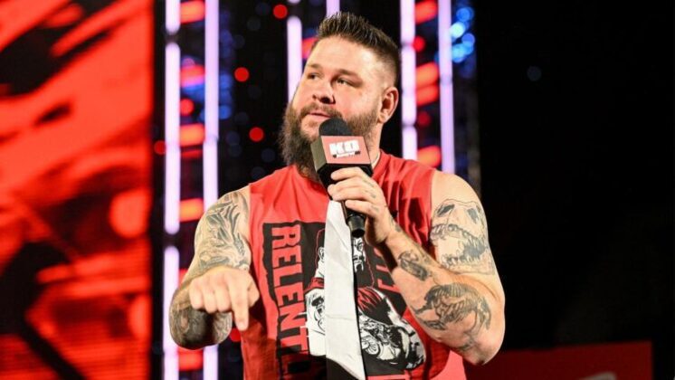 Kevin Owens fala sobre sua ausência dos shows televisionados