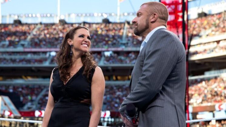 Novas informações negam que Triple H e Stephanie se oponham à venda da WWE