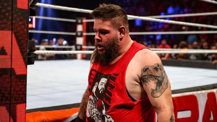 Kevin Owens destrói Ezekiel em seu retorno ao WWE RAW