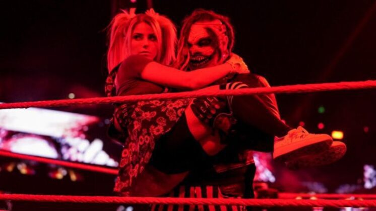 Alexa Bliss é surpreendida por Bray Wyatt no WWE Crown Jewel