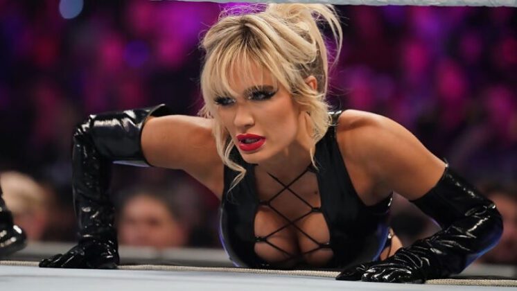 Fã é expulso de evento ao vivo da WWE depois de jogar bebida em Scarlett