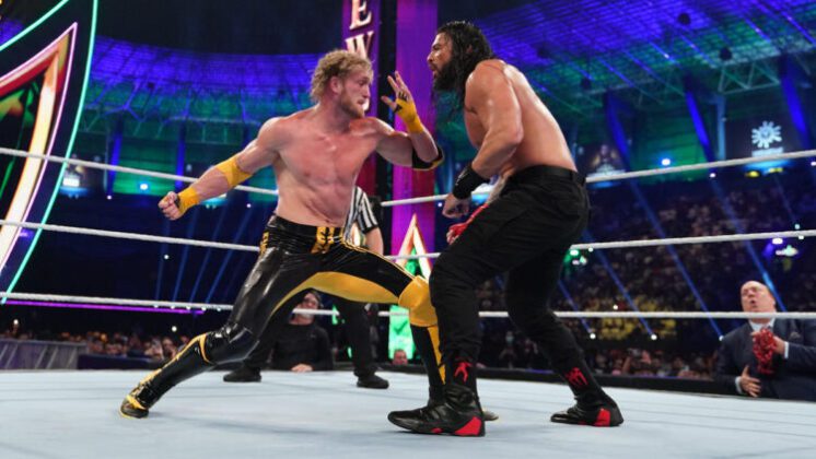 Vídeo: Roman Reigns checa possível lesão de Logan Paul durante combate no WWE Crown Jewel