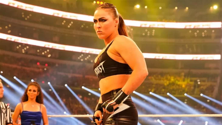 Ronda Rousey destrói Natalya em seu retorno a WWE