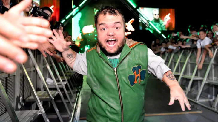 Hornswoggle diz que quase foi demitido por dormir durante um segmento com The Undertaker