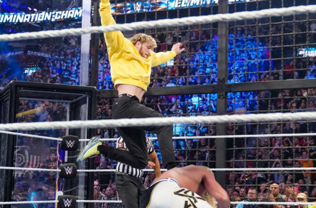 Logan Paul ataca Seth Rollins no WWE Elimination Chamber