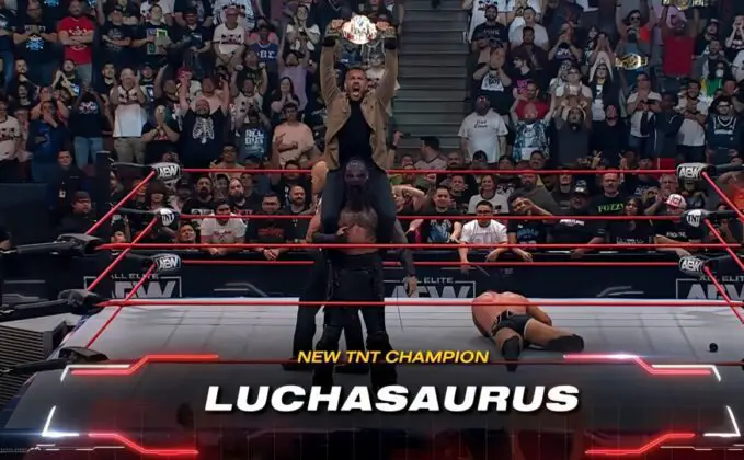 Luchasaurus conquista o TNT Championship