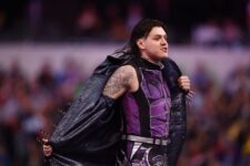 Árbitro da WWE acusa Dominik de lhe atacar durante combate no México