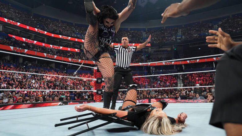 Rhea Ripley quebra o braço de Liv Morgan no WWE RAW