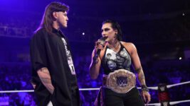 Rhea Ripley ameaça Dominik Mysterio no WWE RAW
