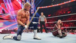 VÍDEO: Cody Rhodes sofre ataque surpresa de Shinsuke Nakamura em evento ao vivo