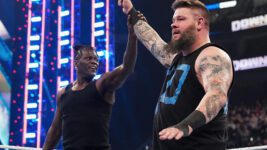 Kevin Owens qualifica-se para o WWE Elimination Chamber