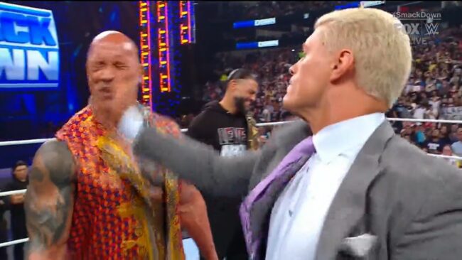 VÍDEO: Cody Rhodes dá tapa no rosto de The Rock no SmackDown; Seth Rollins responde desafio para a WrestleMania