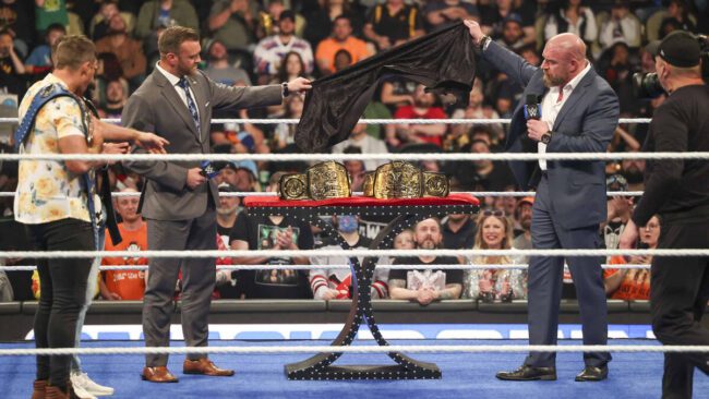 Triple H revela o novo WWE Tag Team Championship