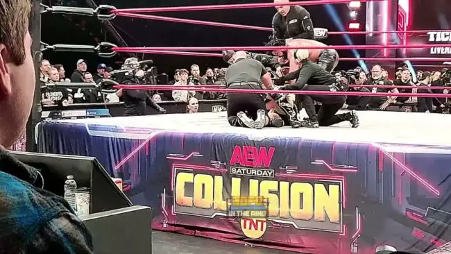 Fã invade o ringue durante o AEW Collision