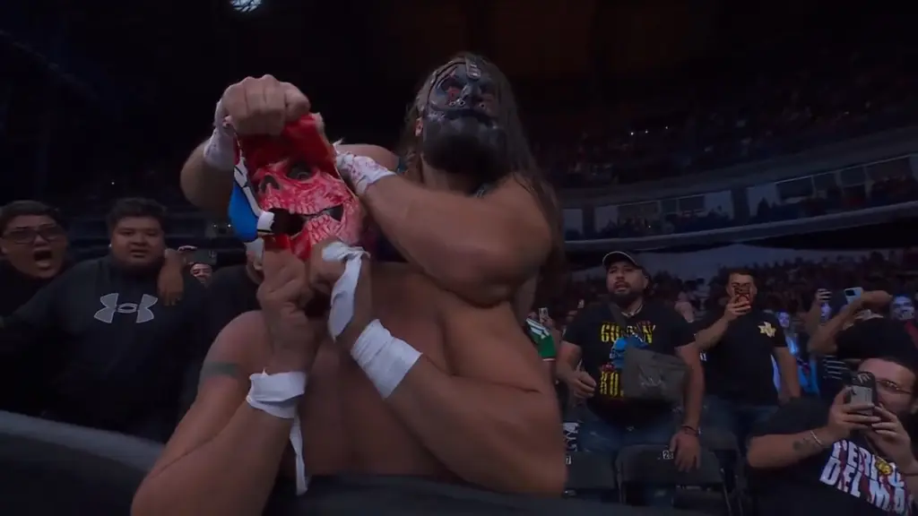 Mystery Attacker Unmasks Psycho Clown at AAA Verano de Escándalo Week 3