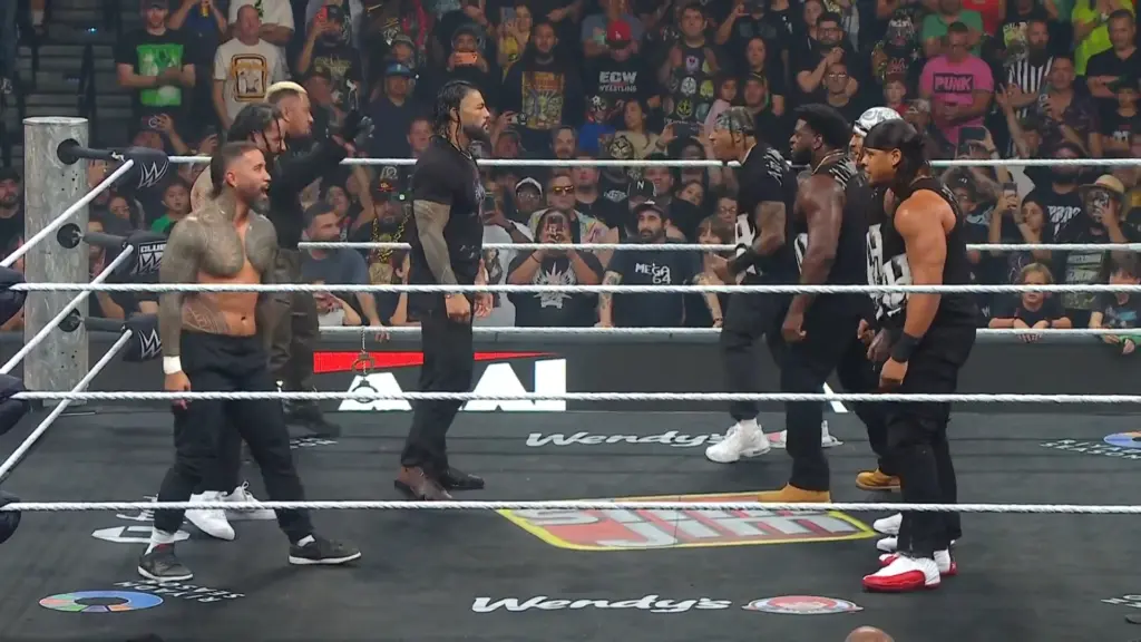 Roman Reigns Saves Solo Sikoa and The Usos From The 946 on WWE RAW